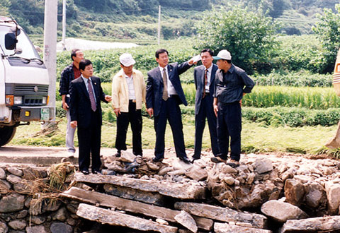 태풍피해 현장 방문(2002-09-02)