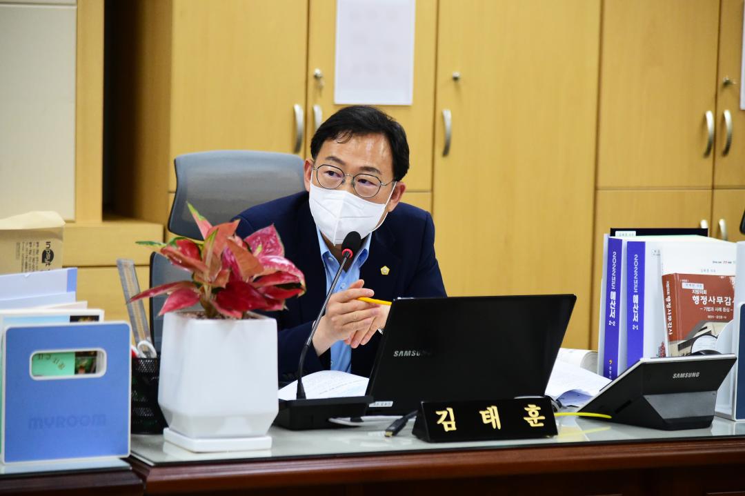 폐회중 문화경제위원회 회의