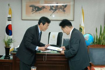 결산검사 위촉장 전달