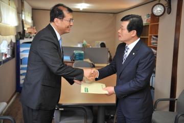 중추절 시설 및 군구대 위문문