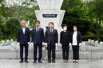 순천시의회 의장단 현충정원 참배