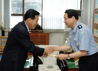 2005년 중추절 전, 의경 위문