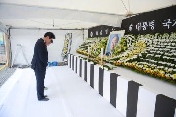 故 김영삼 대통령 헌화