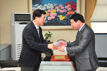 일본 지진 패해자 돕기 성금 전달