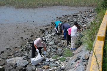 문화경제위원회 해룡 와온해안가 정화활동